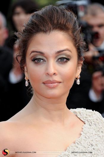 aishwarya-rai-on-cannes-film-festival-2011-stills015