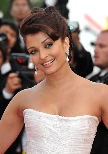 ElizabethBanks-AishwaryaRai_Cannes2009-UpPremiere_Vettri.Net-54