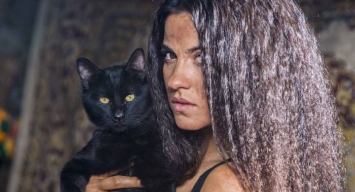 lo-que-no-ves-de-la-gata--620x336 - x-La hermosa reina Maite Perroni