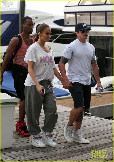 jennifer-lopez-helps-reveal-american-idol-top-30-for-2014-03