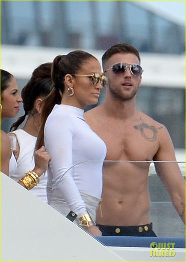 jennifer-lopez-helps-reveal-american-idol-top-30-for-2014-08