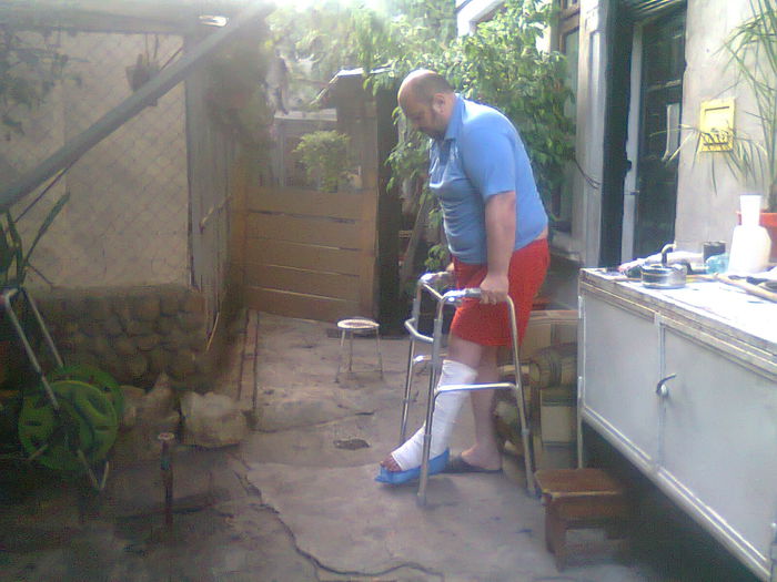 fotografie0107 - V - PRIMUL PAS DUPA UN AN