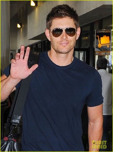 jensen-ackles-touches-down-at-lax-with-danneel-justice-04 - x-The charismatic Jensen Ackles