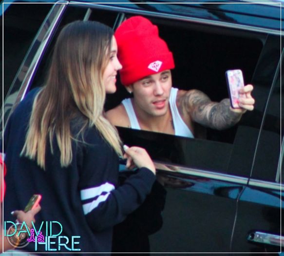 - zx 10-08-14 - new photos -- Justin Drew Bieber with fans in California