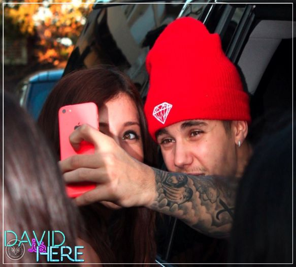  - zx 10-08-14 - new photos -- Justin Drew Bieber with fans in California