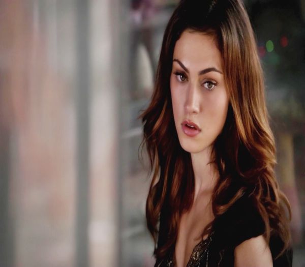 ✿ - *se intoarce cu fata la el* Ce e?