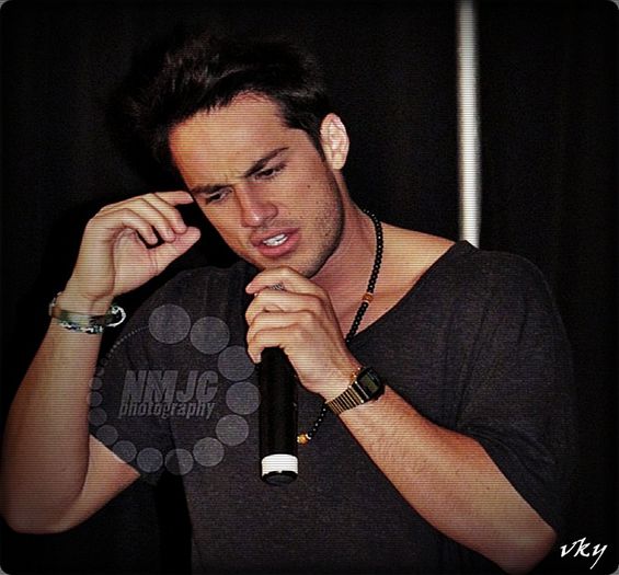 #► Eu vroiam sa sar pe ea... N`am mai sarit de mult pe o femeie=)))))))))#e [cl]; + Da vina pe #Hayley, pardon #Tyler=))))))#b
