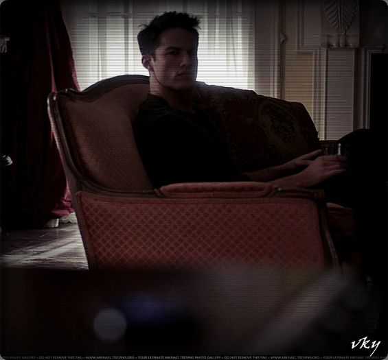 #► [14.08] |apare in casa cu #Hayley de mana;; apoi ii da drumu [cl]; la mana si se tranteste pe canapea|
