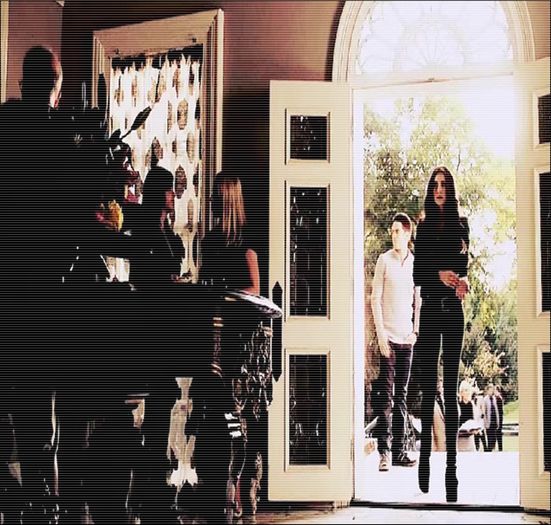 ♡❧`⇒.; -vine căscând pe ușă, cade jos și adoarme-.