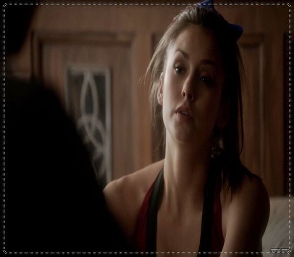 》Tu ce ai de te holbezi asa? N-ai mai vazut o diva care se cearta cu o hahalera? =))))))))))#T