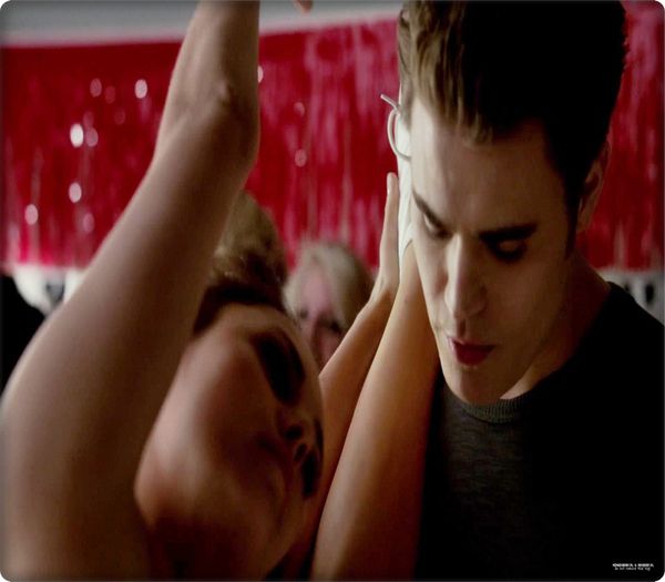 CL* *uitandu-se intre cra;cii ei* Ddar..daaca tot te dai la mine macar fii decenta; Imbraca-te in straie traditionale tiganesti ca o femeie adevarata *razand* =))))))) glumesc :&gt; #elena ;; heeey katerina
