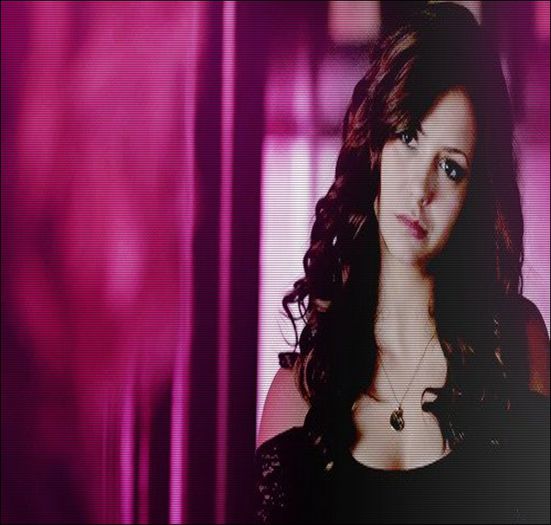 ♡❧`⇒.; -își pune picioarele pe masă și stă pe gânduri-.