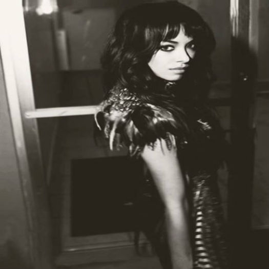 ● -ma ridic, dau cu o perna-n tine si apoi ma pun pe jos - :))