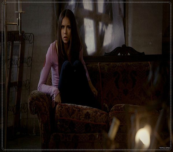 》 *se tranteste pe canapea si se uita la tv*