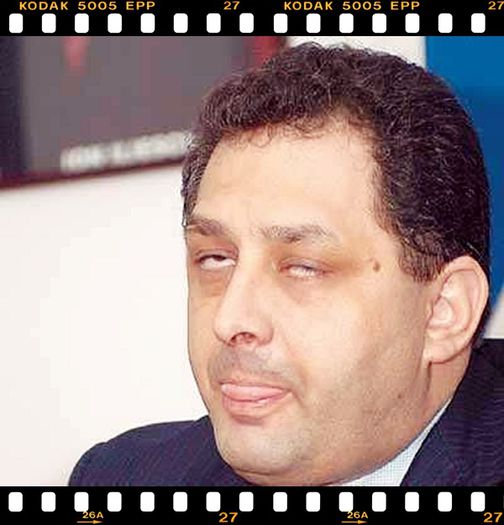 Aoloo *se scarpina in ureche ca sa scoata apa apoi tuseste specific* click; Va rog io din tot sufletelu meu sa nu va certati, sa vorbiti ca doi oameni care nu sunteti si sa spuneti un nume de familion!
