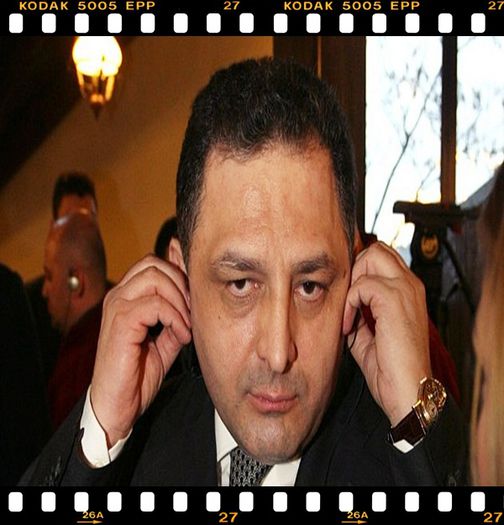 *tuseste specific apoi tipa* Imi spuneti ce scriu pe certificatu asta de p;;;? click; Ca ma ia si pe mine cu spume acuma... Ce scriu la numele de familie? Haideti domle ca e coada mai vor si altii...
