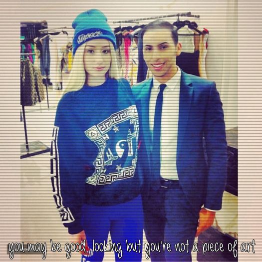 ♡ cσνєη ♡ *intră în casă și sare pe canapea*