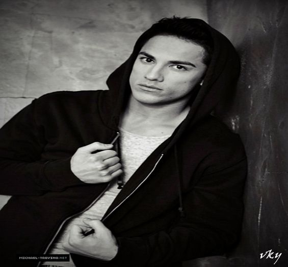 #► Mai gandit mai bine pe drum incoace, asta dupa ce mai dat cu capu de pomu ala...[cl]; Si am ajuns la o concluzie....|bea din sticla pe care o luase de la restaurantu lu fane|
