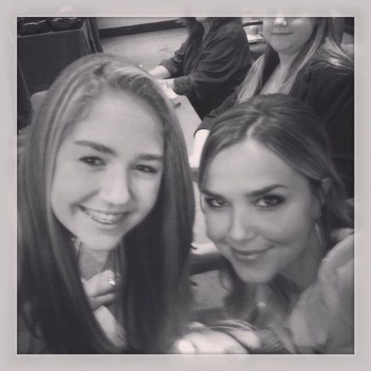 #se duce si il ia in brate pe Tyler. ce faaceti ?