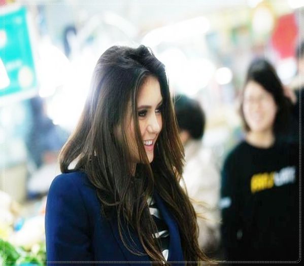 》Eu perfeeeect *rade si bea din sticla in timp ce se invarteste* click; E PERFECT SA NU ITI PESE DE NIMIIIIIIC *continua sa se invarteasca in timp ce bea* =))))))))))
