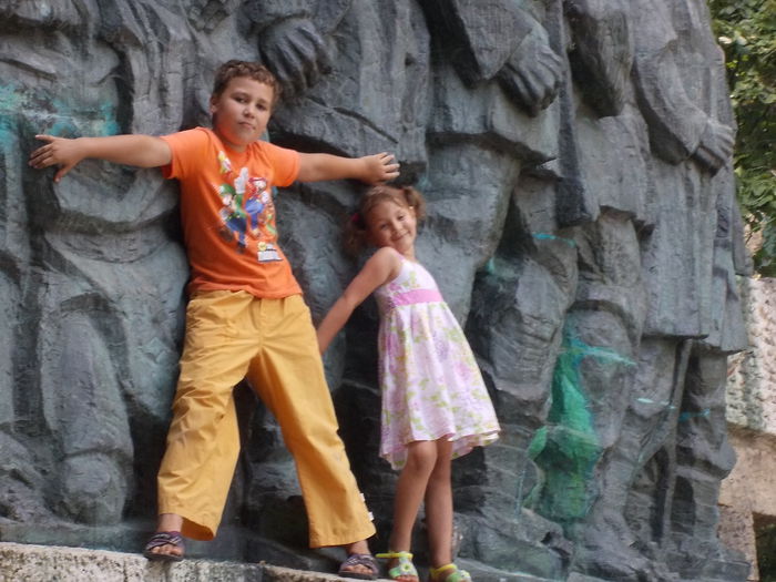 sus - pentru cine zambesc eu