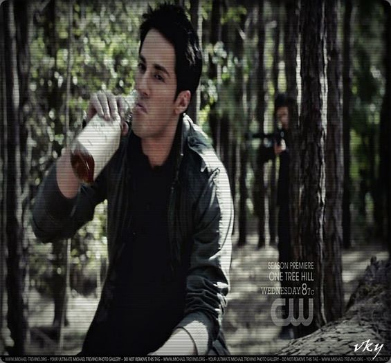 #► |intra`n casa si se tranteste pe canapea nepasator;;bea dintr`o sticla|