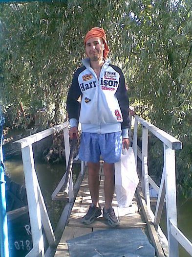 *intra idem poza* Pot sa dorm la voi ?