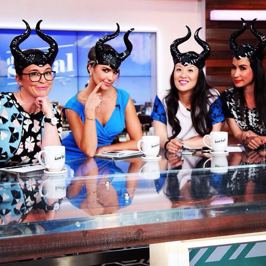 #isi baga mainile sub tricoul lui si ii sopteste la ureche.click; nu stiu, tu stii.
