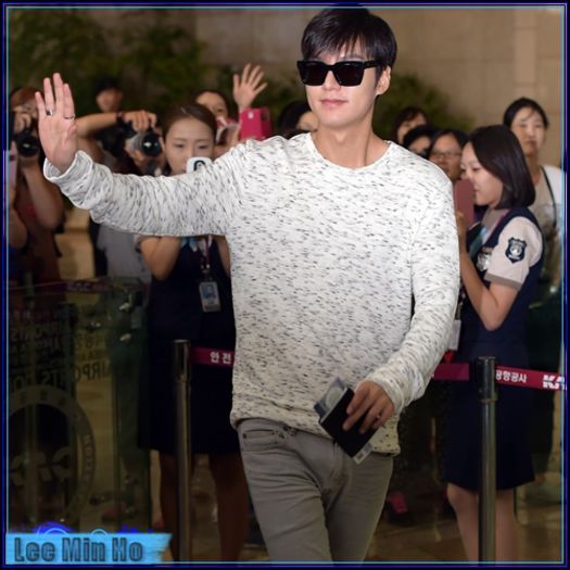 MH|-[intră; le face cu mâna] Mamă, lume. :-?