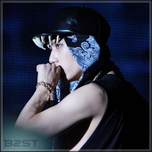 HS|-[întoarce capul la ea] Da ce faci pisic? :o3 [îi dă un pupic pe frunte] :o3 #B.