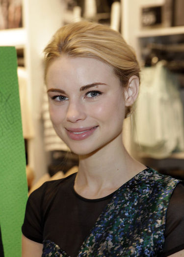 Lucy Fry Cast Vampire Academy Meet Fans 7LqK1jadBuml