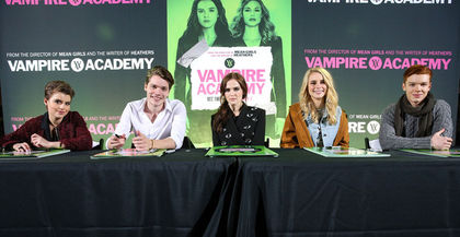 Zoey Deutch Dominic Sherwood Vampire Academy 8ZJHEqAc32wl