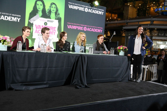 Zoey Deutch Dominic Sherwood Vampire Academy A2Fzo_axxQCl