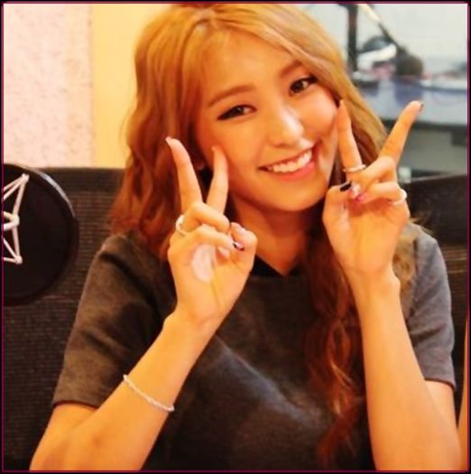 |*| ..[se uita la el; rade] ..De ce nu m-ai sunat cand ai ajuns? :) #H. - ix __ Episodul 064 __ xi