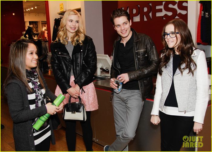 zoey-deutch-lucy-fry-vampire-academy-houston-signing-01