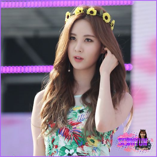 Seo| ..Buna. :) ..Kai. :o3 ..La Sm. :-?  [se aseaza pe canapea]