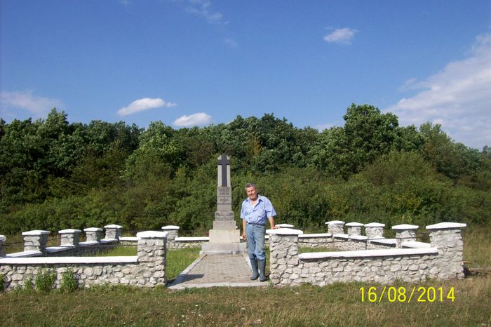 NICOLAE CODREA LA MONUMENTUL EROILOR DIN 1916 CAZUTI LA LENTEA. - MONUMENTUL EROILOR DIN PADUREA LENTEA