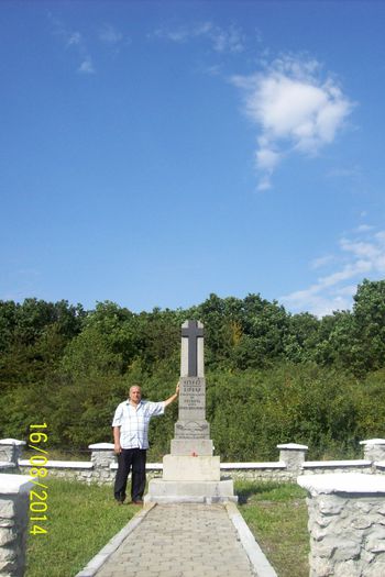 LA MONUMENT GH. ULITA CANTORUL BISERICII DIN PALOS. - MONUMENTUL EROILOR DIN PADUREA LENTEA