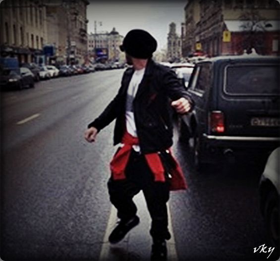 #► |apare pe masa;;da drumu la muzica tare si danseaza|