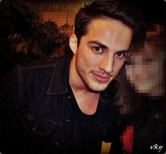 #► |se ridica ca si cum na patit nimic| Incercam sa vad daca ti`ai [cl]; revenit sau nup...#elena=)))) + Heya tu!; &gt; #hayley=)))
