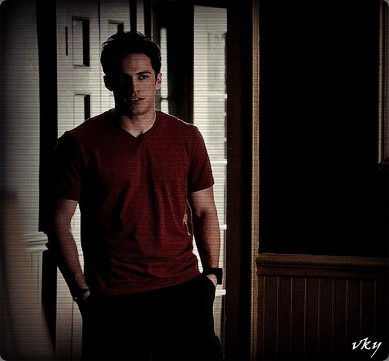 #► Daca imi revenea, acum sigur a`si fi plans iar ca atunci la bar...=)))#elena[cl]; + Eu unu habar n`am ce fac...Tu?...#hayley
