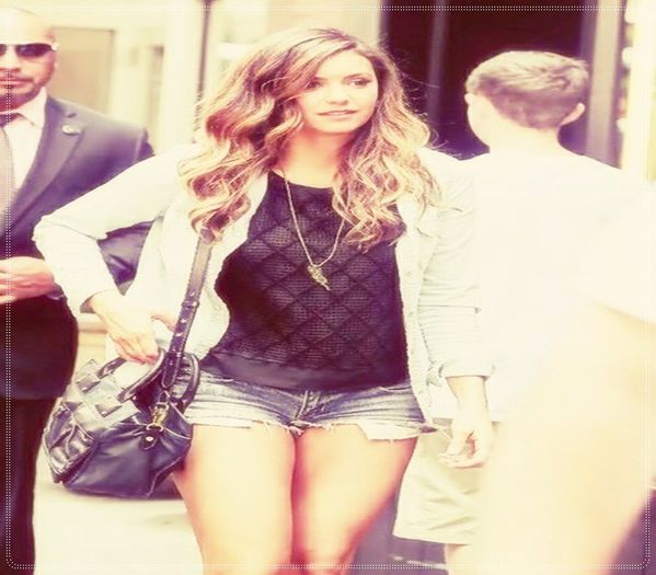 》19.08, click*coboara din masina si se duce cu hayley in camera ei de motel*; Stiu ca de mult mi-ai zis sa te iau si pe tine, so here we are=))))))
