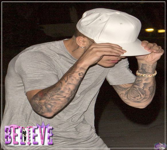  - zx 18-08-14 - Bieber -- leaving the Laugh Factory in West Hollywood