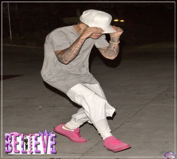  - zx 18-08-14 - Bieber -- leaving the Laugh Factory in West Hollywood