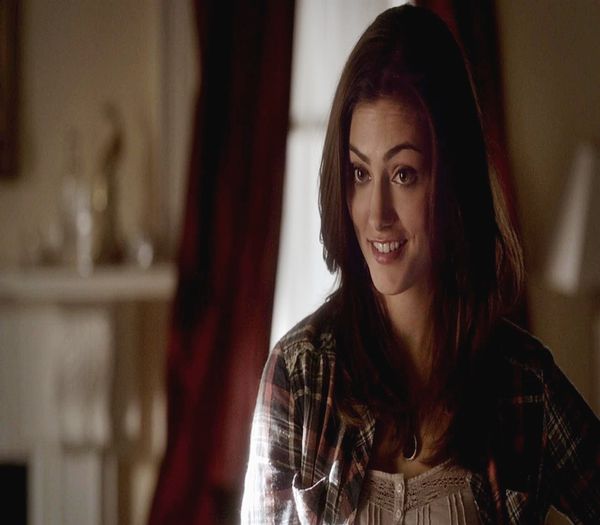 ✿ - Bine, tu? *se aseaza pe masa langa el* Deranjez?