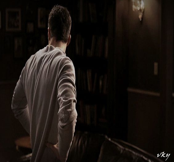 #► Asa mahh bine... Lasati`ma iar singur... Multumesc frumos...[cl]; |se tranteste pe canapea;;isi ia o sticla si bea|
