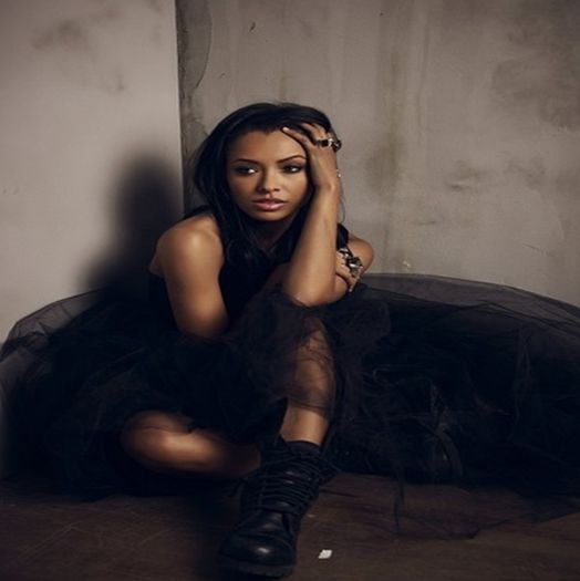 - єlєctяa нєart ♥ - -trece p-acolo , il vede pe ty  si il lipeste de perete- cl; ACOLO STAI TOATA NOAPTEA ;) -apoi pleaca in camera la ea-
