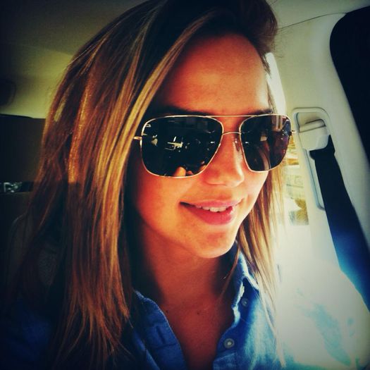 - #isi musca buza si il ia de mana.