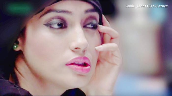 BvbpSAkCIAInn9V - 15-Surbhi Jyoti