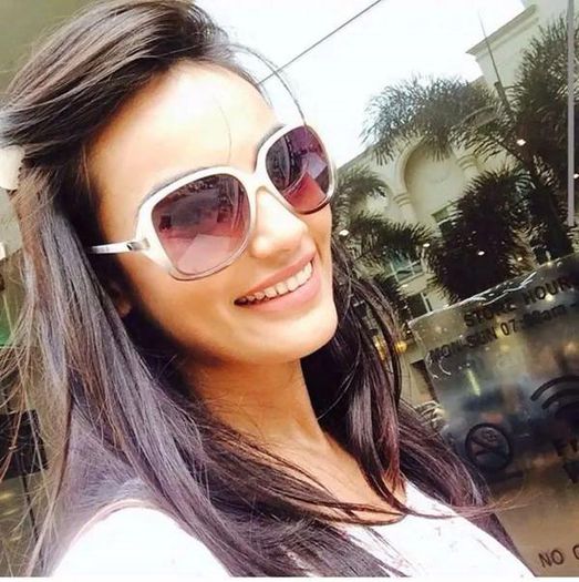 BvZ0vd5IAAE0lvl - 15-Surbhi Jyoti